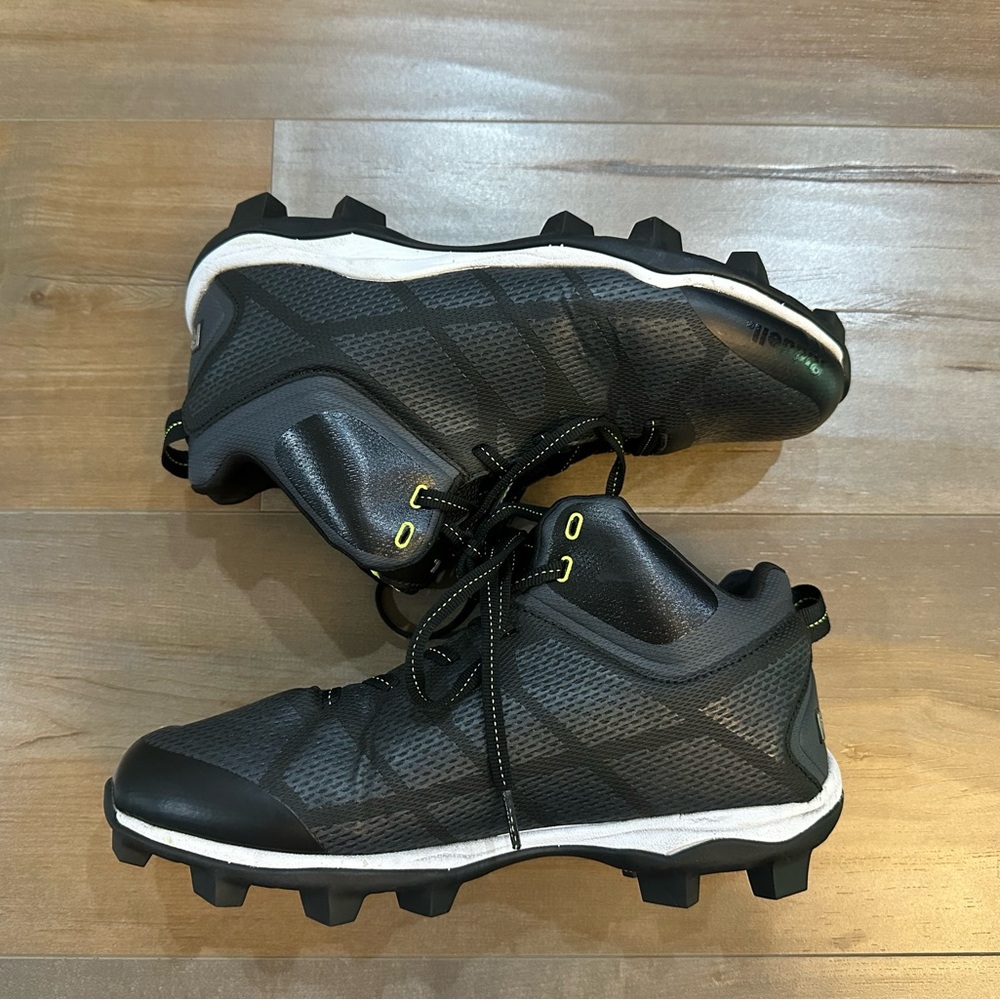 Riddell Generator Mid football cleats Mid-Top Design